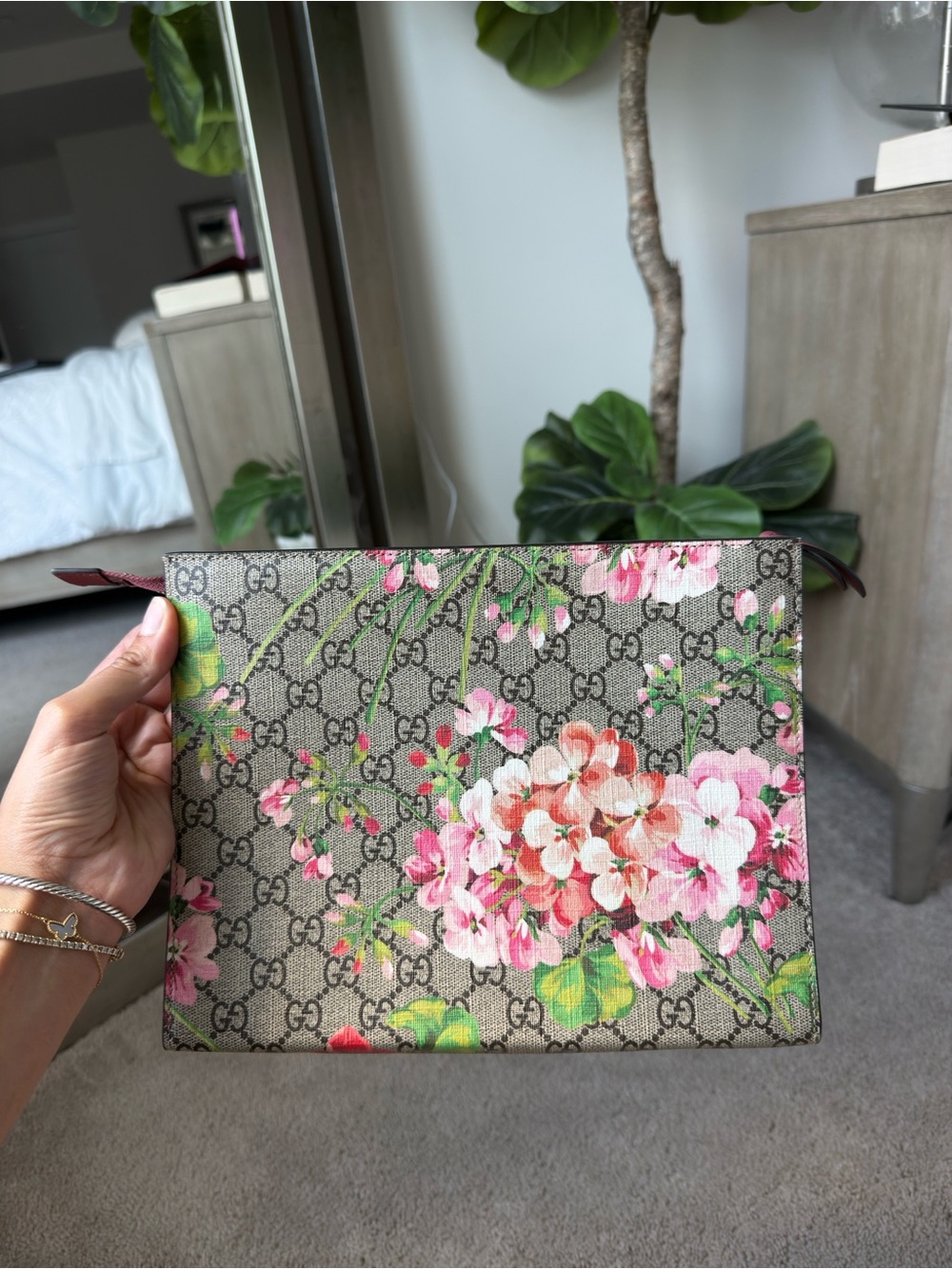 Gucci Beige GG Floral Zip Pouch with Pink & Red Blooms - Picture 2 of 3